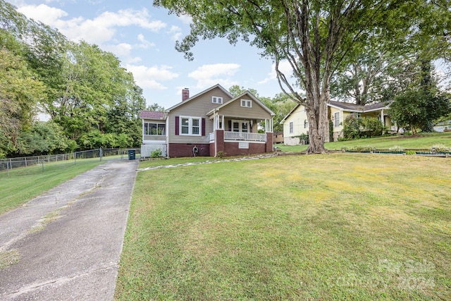 view of front facade with a front yard