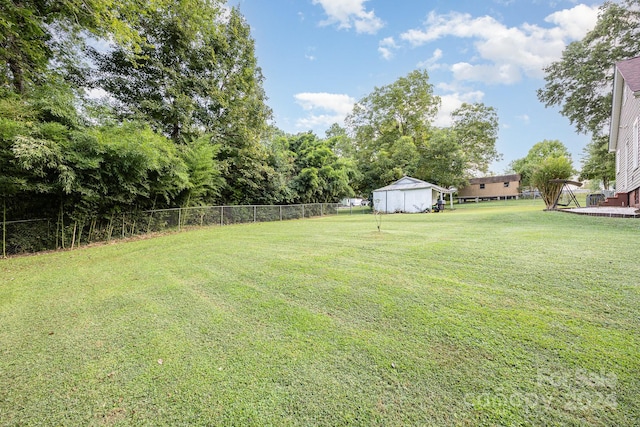 view of yard with a storage unit