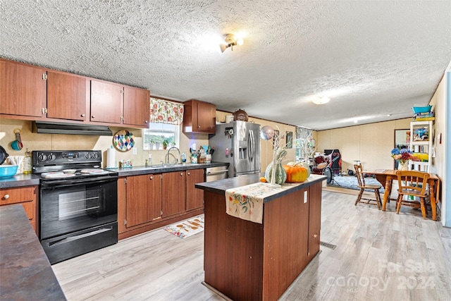 7686 Hickory Creek Dr, Denver, NC 28037 - kitchen featuring a textured ceiling, dark countertops, a sink, stainless steel appliances, and light wood-style flooring