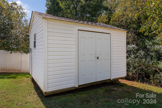 view of outbuilding featuring a yard