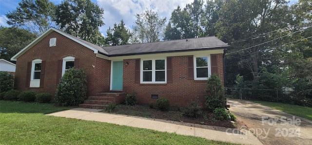 view of front of house featuring a front lawn