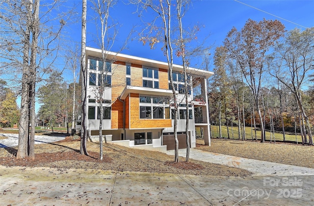 view of front of property featuring a garage