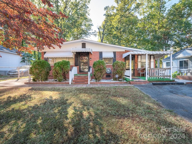 view of front facade featuring a front yard and a porch