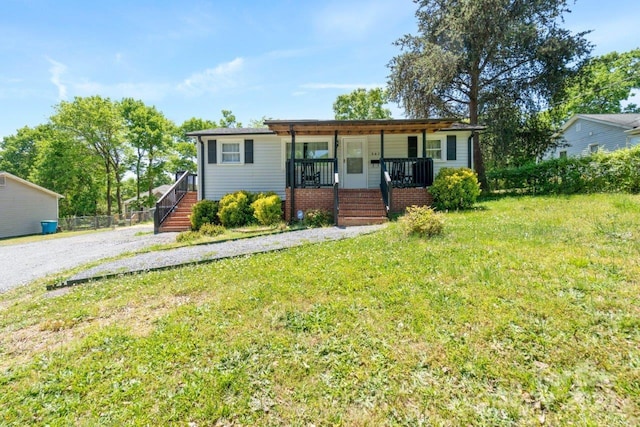 ranch-style home featuring a front lawn and a porch