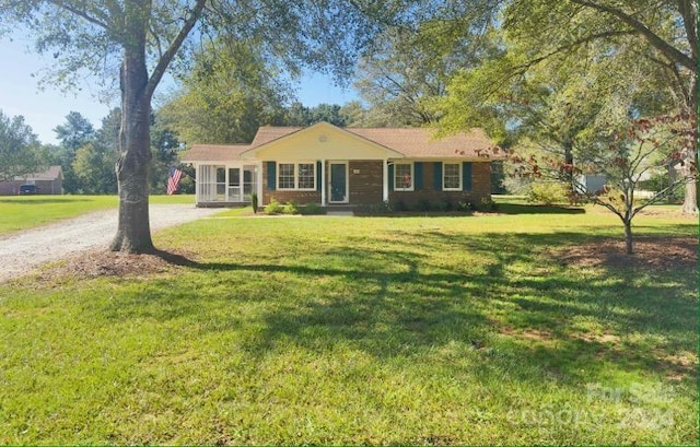 single story home featuring a front lawn