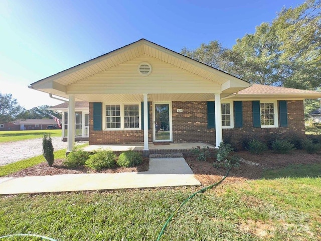 view of front of property featuring a front lawn and covered porch