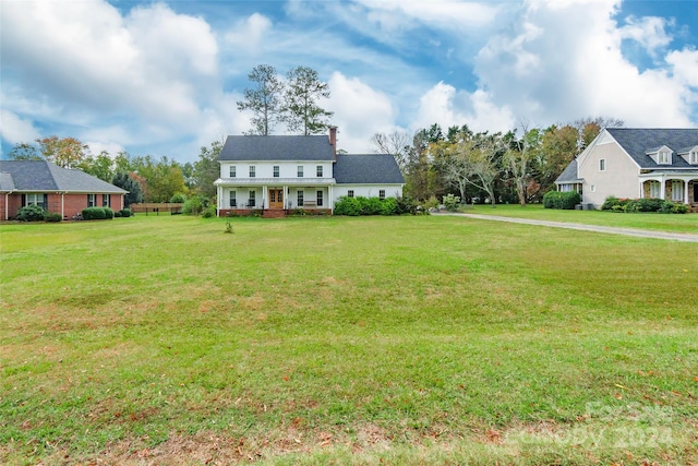 view of front facade featuring a front lawn