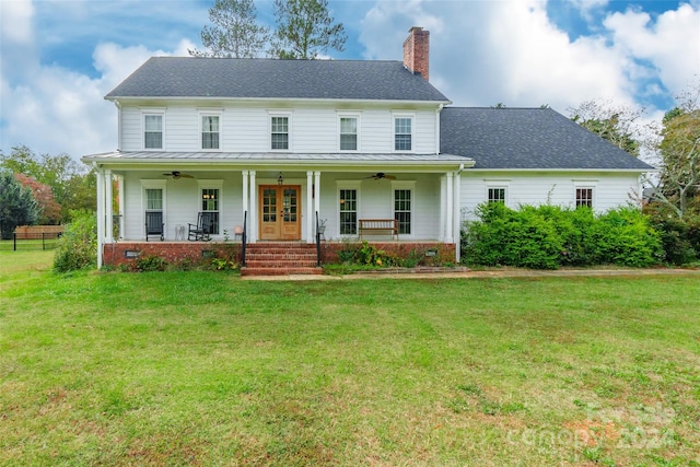 view of front facade with covered porch, a front yard, and ceiling fan