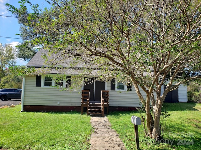 view of front of house with a front lawn