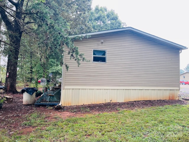 view of side of property featuring a lawn