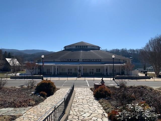 surrounding community featuring a mountain view