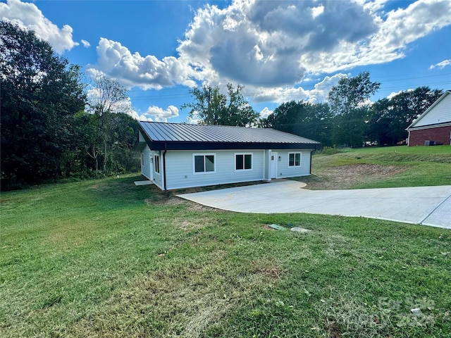 single story home with a patio, metal roof, and a front yard