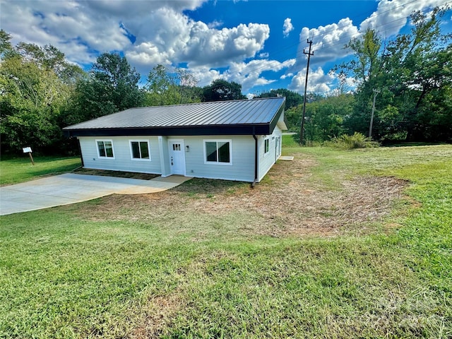 view of front of home featuring a front yard