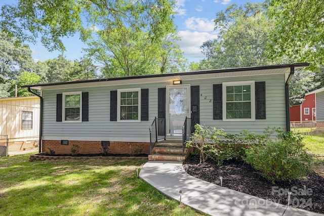 view of front of house featuring a front lawn