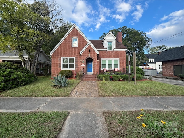 view of front facade with a front lawn