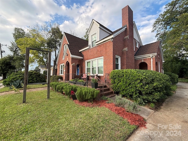 view of front of home with a front lawn