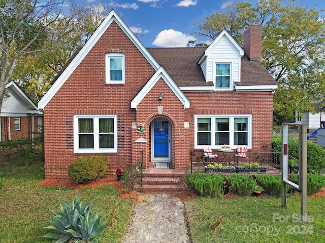 view of front of home with a front lawn