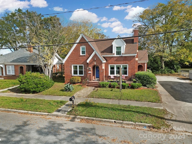 view of front of house featuring a front lawn