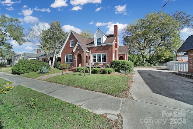 view of front of house featuring a front lawn