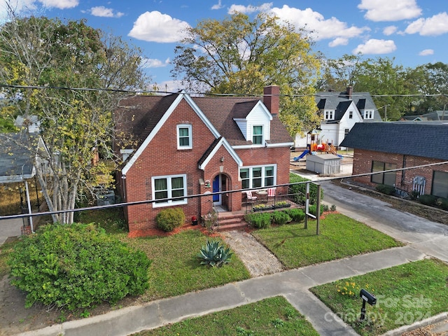 view of front of house featuring a front lawn