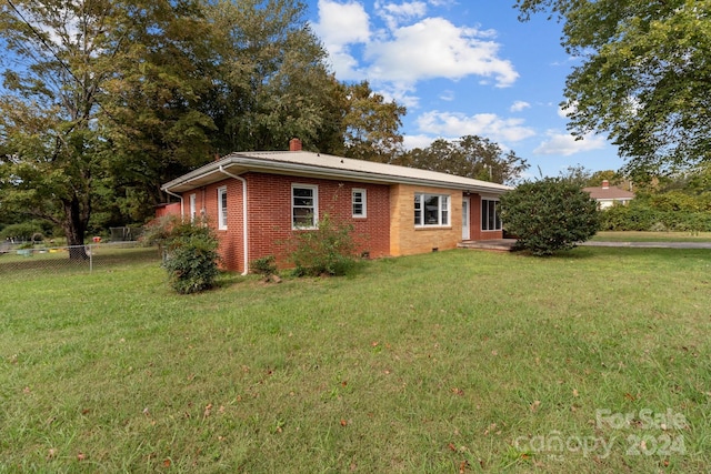 view of front of house with a front lawn