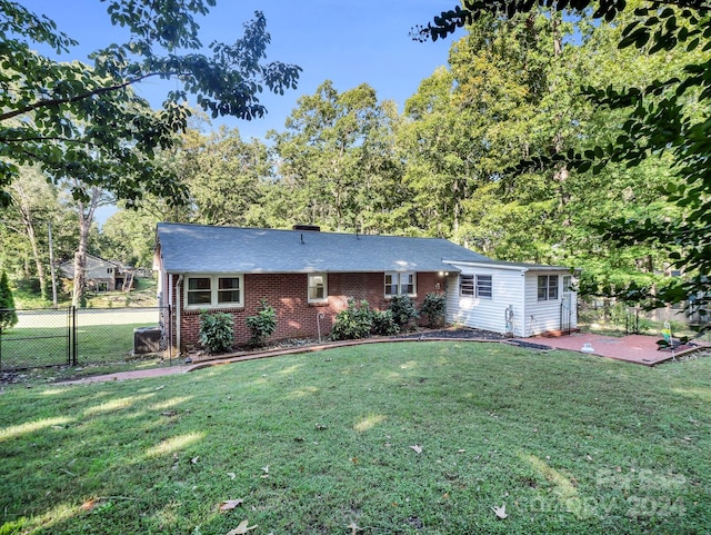 ranch-style home featuring a front lawn