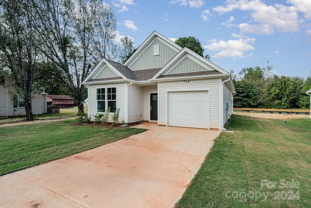 view of front of property featuring a front lawn and a garage