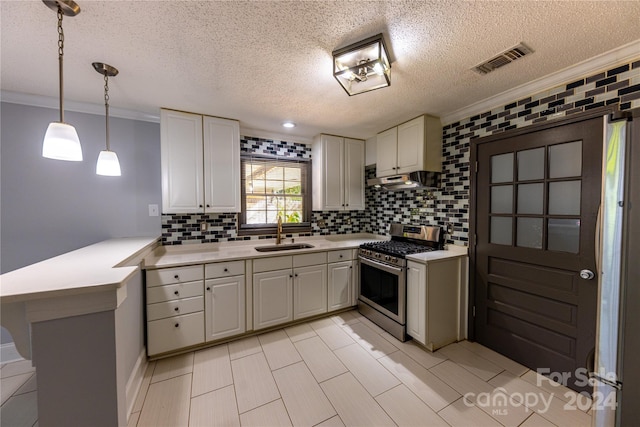 kitchen with tasteful backsplash, kitchen peninsula, gas range, decorative light fixtures, and sink