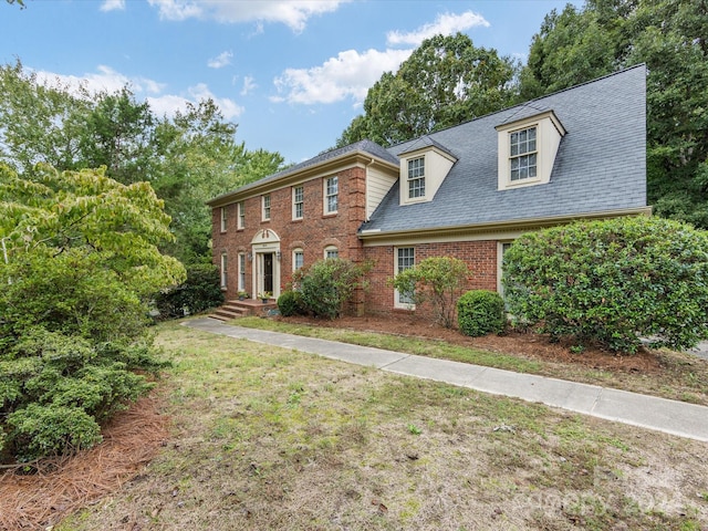 view of front of house featuring a front lawn