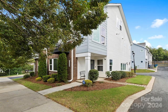 view of front of property with a front yard