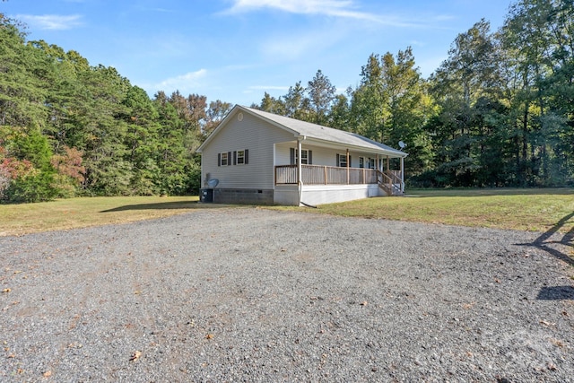 view of front of house featuring covered porch and a front yard