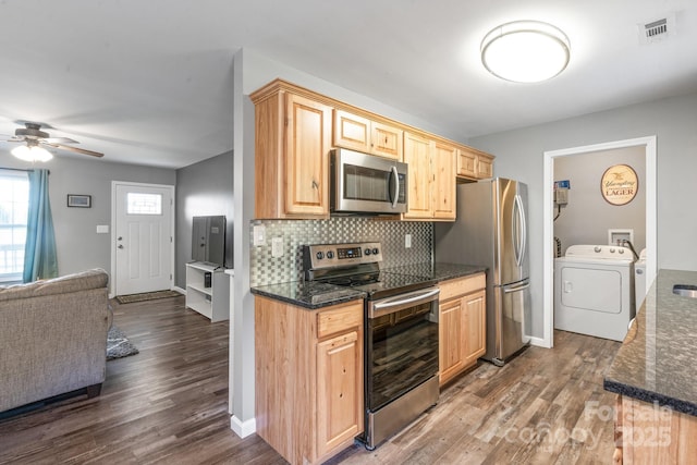 kitchen with light brown cabinets, stainless steel appliances, tasteful backsplash, and ceiling fan