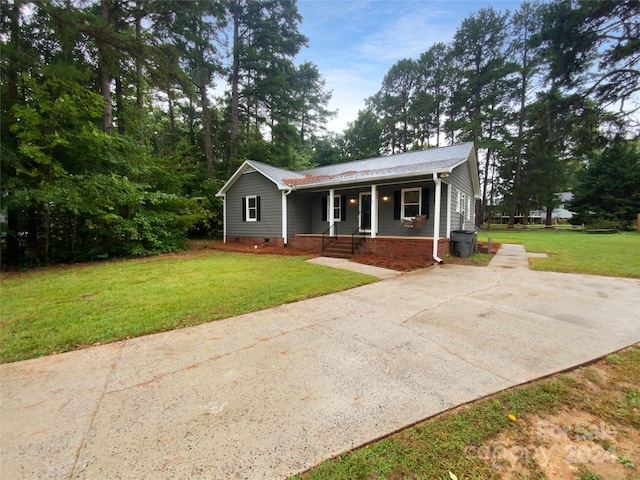 view of front facade featuring a front yard and covered porch