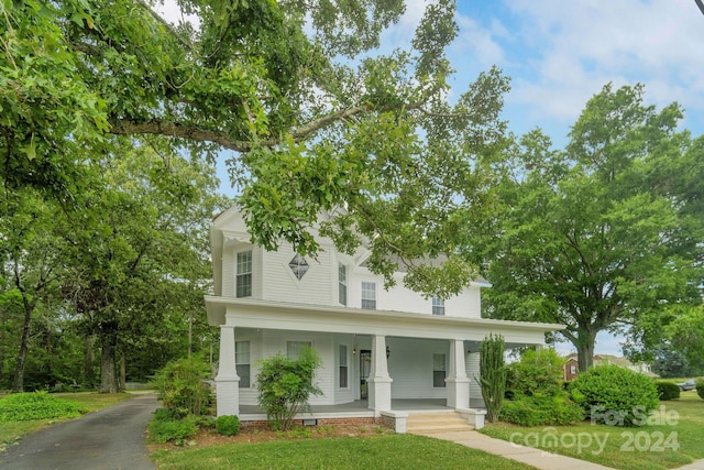 view of front of property featuring a porch