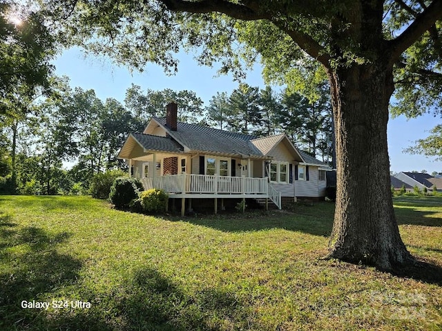 view of front of property with a front lawn