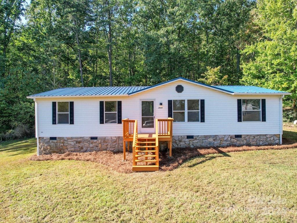 view of front of property featuring a front lawn