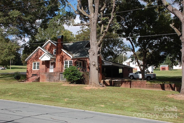 view of front of home featuring a front lawn