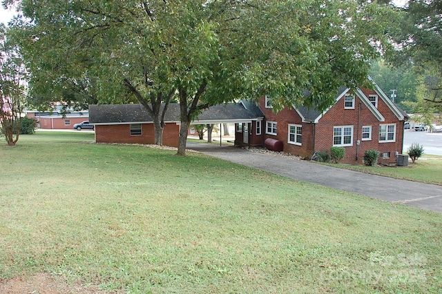 view of front of home featuring a front yard and a carport