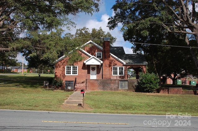 view of front of property with a front lawn