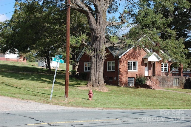 view of front of house with a front yard