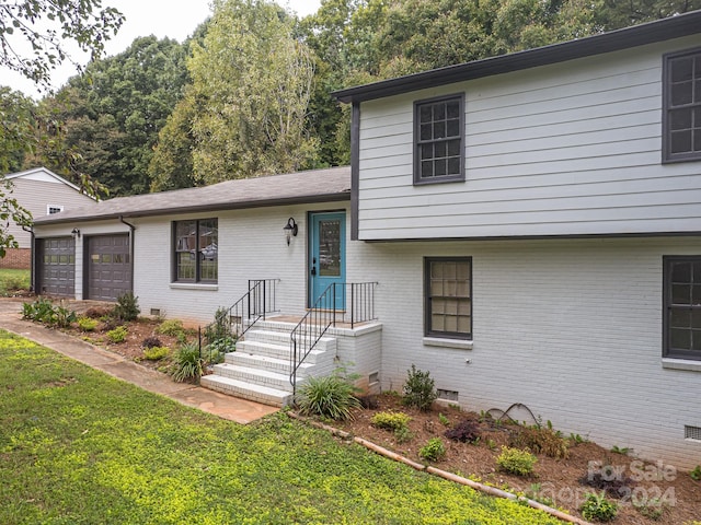 tri-level home with a front lawn