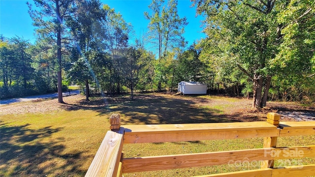 view of yard featuring a storage shed