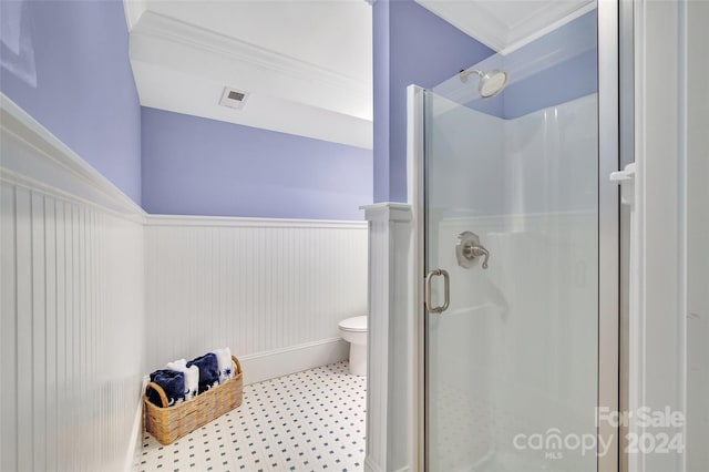 bathroom with toilet, walk in shower, and ornamental molding