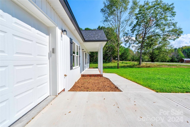 view of yard featuring a garage