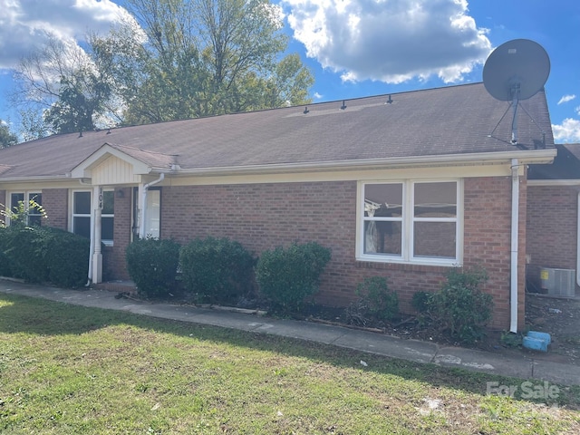 single story home featuring central AC and a front yard