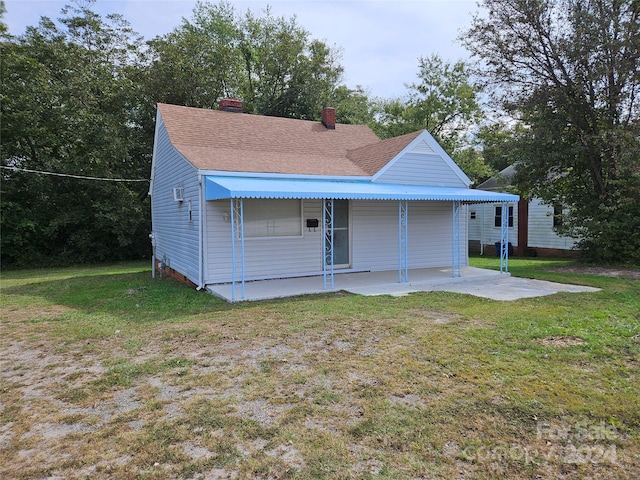 view of front of property with a front lawn