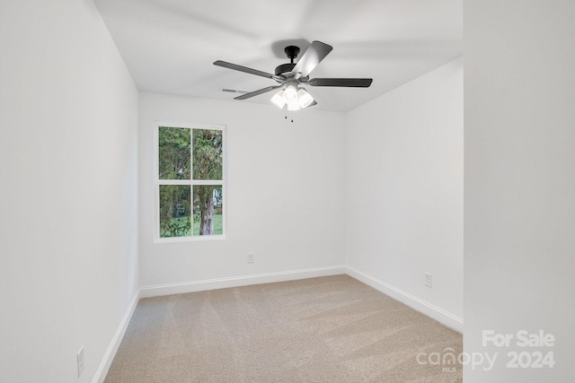 carpeted empty room featuring ceiling fan