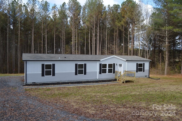 manufactured / mobile home featuring a front lawn