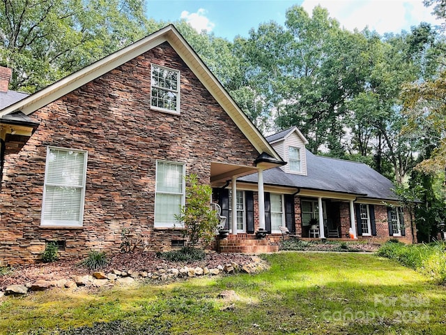 view of front of house featuring a porch and a front yard