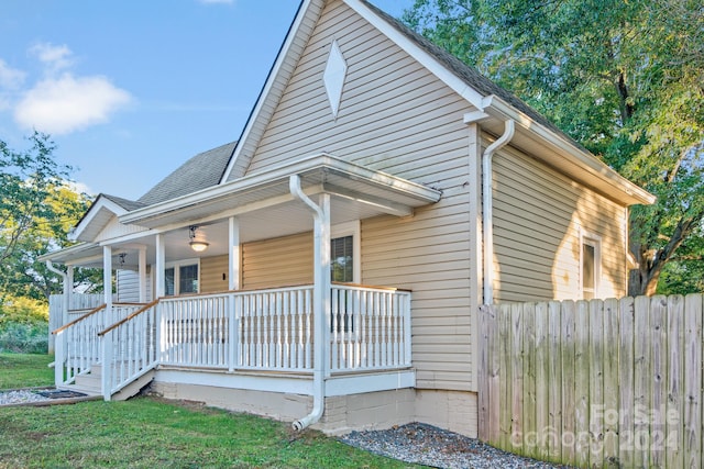 view of front facade with a porch and a front lawn